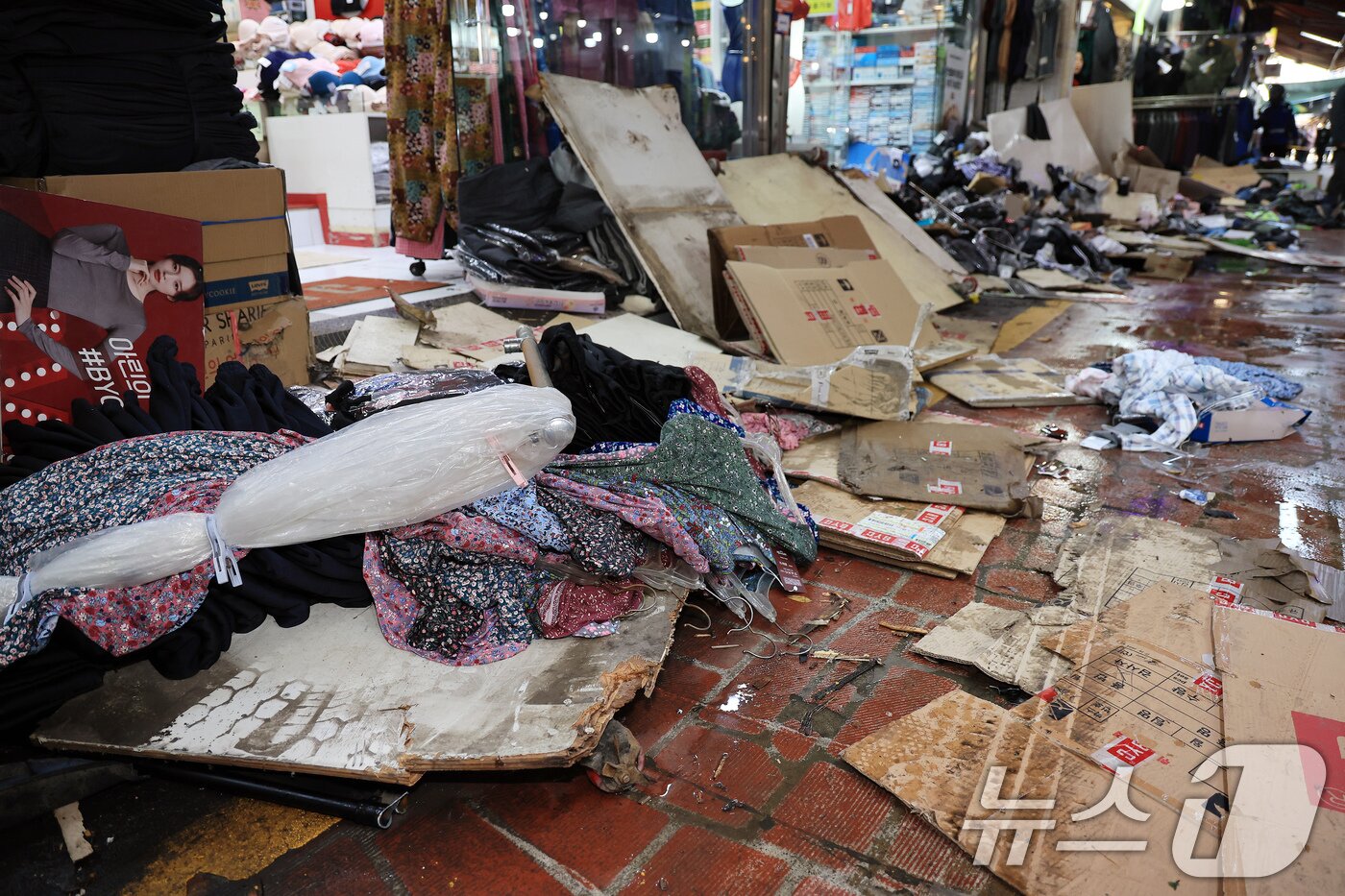 본문 이미지 - 13일 경기 부천 오정구 원종동 제일시장에서 A 씨가 몰던 1톤 트럭이 돌진하는 사고가 발생했다. 사진은 이날 사고 현장의 모습. 2025.11.13/뉴스1 ⓒ News1 이호윤 기자