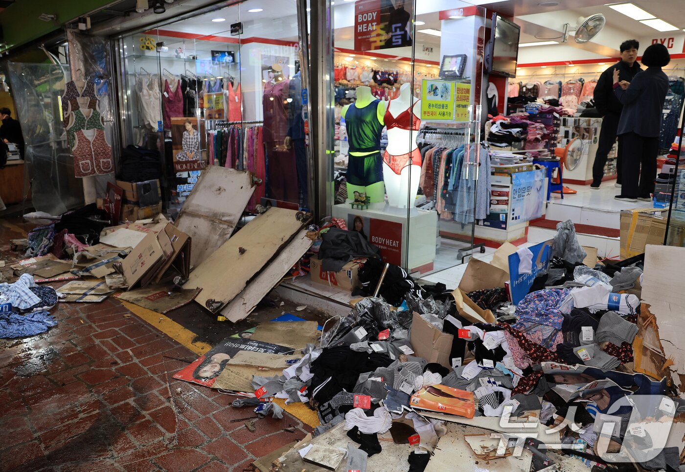 본문 이미지 - 13일 경기 부천 오정구 원종동 제일시장에서 A 씨가 몰던 1톤 트럭이 돌진하는 사고가 발생했다. 사진은 이날 사고 현장의 모습. 2025.11.13/뉴스1 ⓒ News1 이호윤 기자