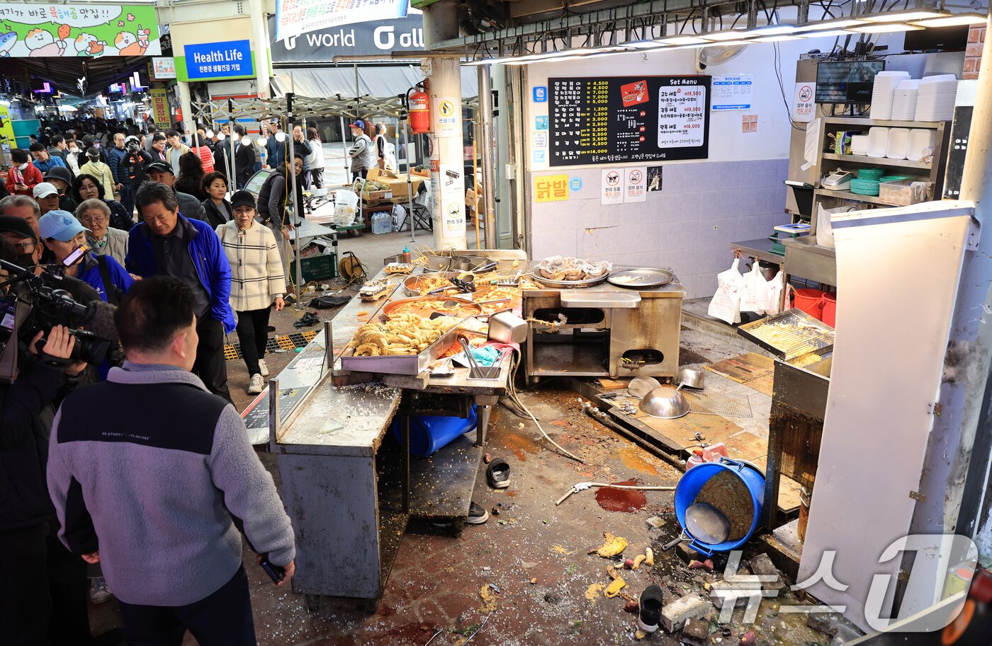 본문 이미지 - 13일 경기 부천 오정구 원종동 제일시장에서 A 씨가 몰던 1톤 트럭이 돌진하는 사고가 발생했다. 사고 현장 모습. 2025.11.13/뉴스1 ⓒ News1 이호윤 기자