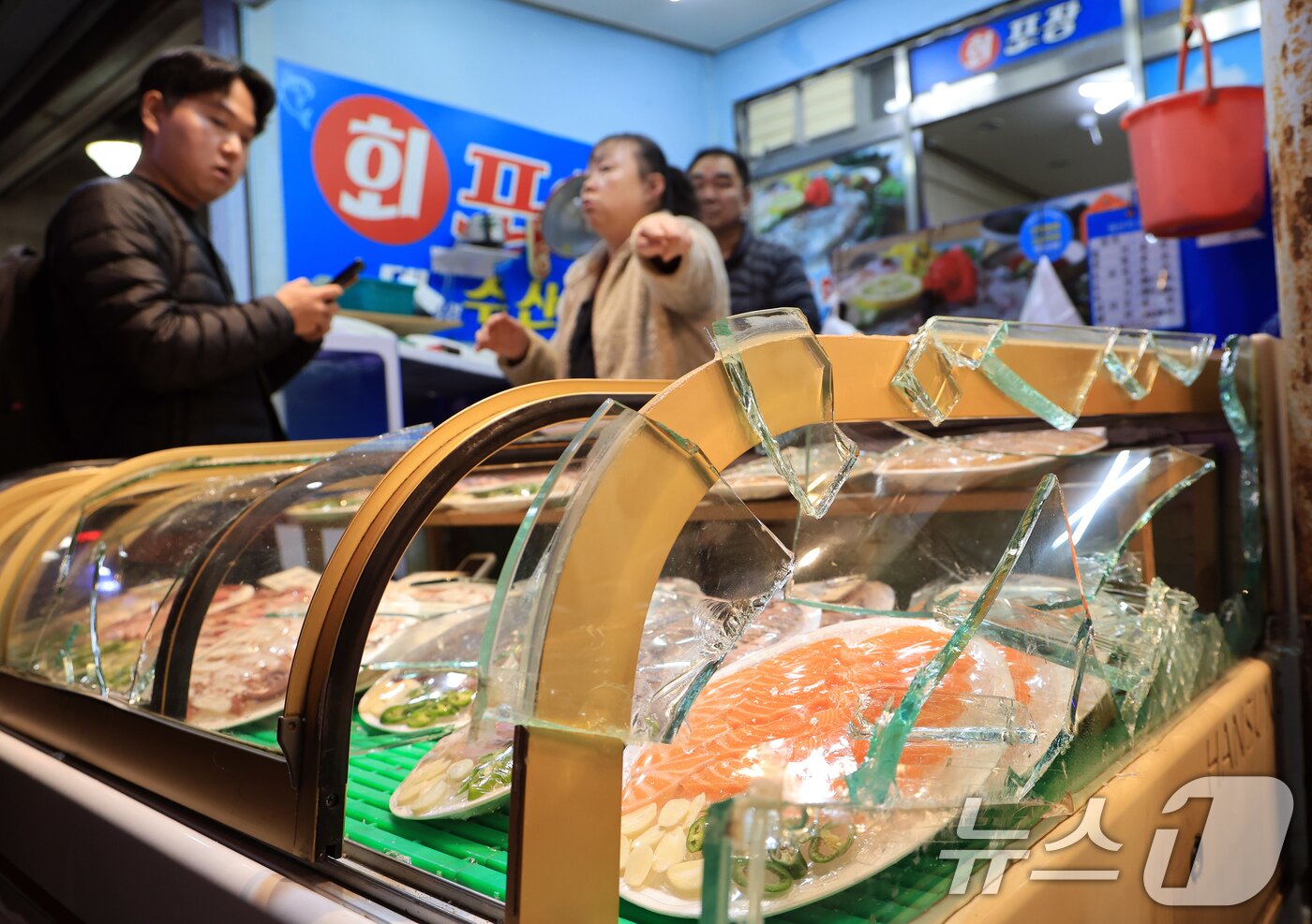 본문 이미지 - 13일 경기 부천 오정구 원종동 제일시장에서 A 씨가 몰던 1톤 트럭이 돌진하는 사고가 발생해 피해입은 상인들이 인터뷰를 하고 있다. 2025.11.13/뉴스1 ⓒ News1 이호윤 기자