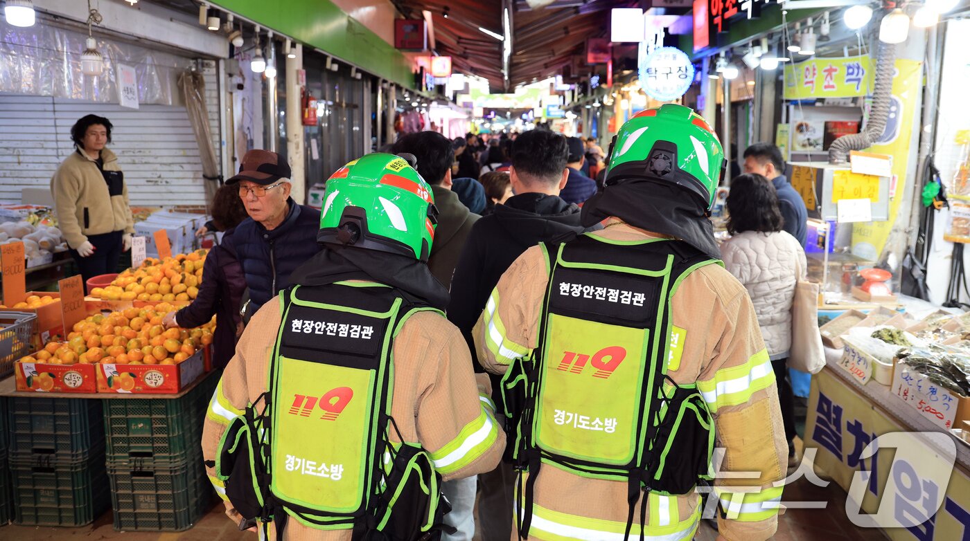 본문 이미지 - 13일 경기 부천 오정구 원종동 제일시장에서 A 씨가 몰던 1톤 트럭이 돌진하는 사고가 발생해 소방 관계자들이 시장에 진입하고 있다. 2025.11.13/뉴스1 ⓒ News1 이호윤 기자