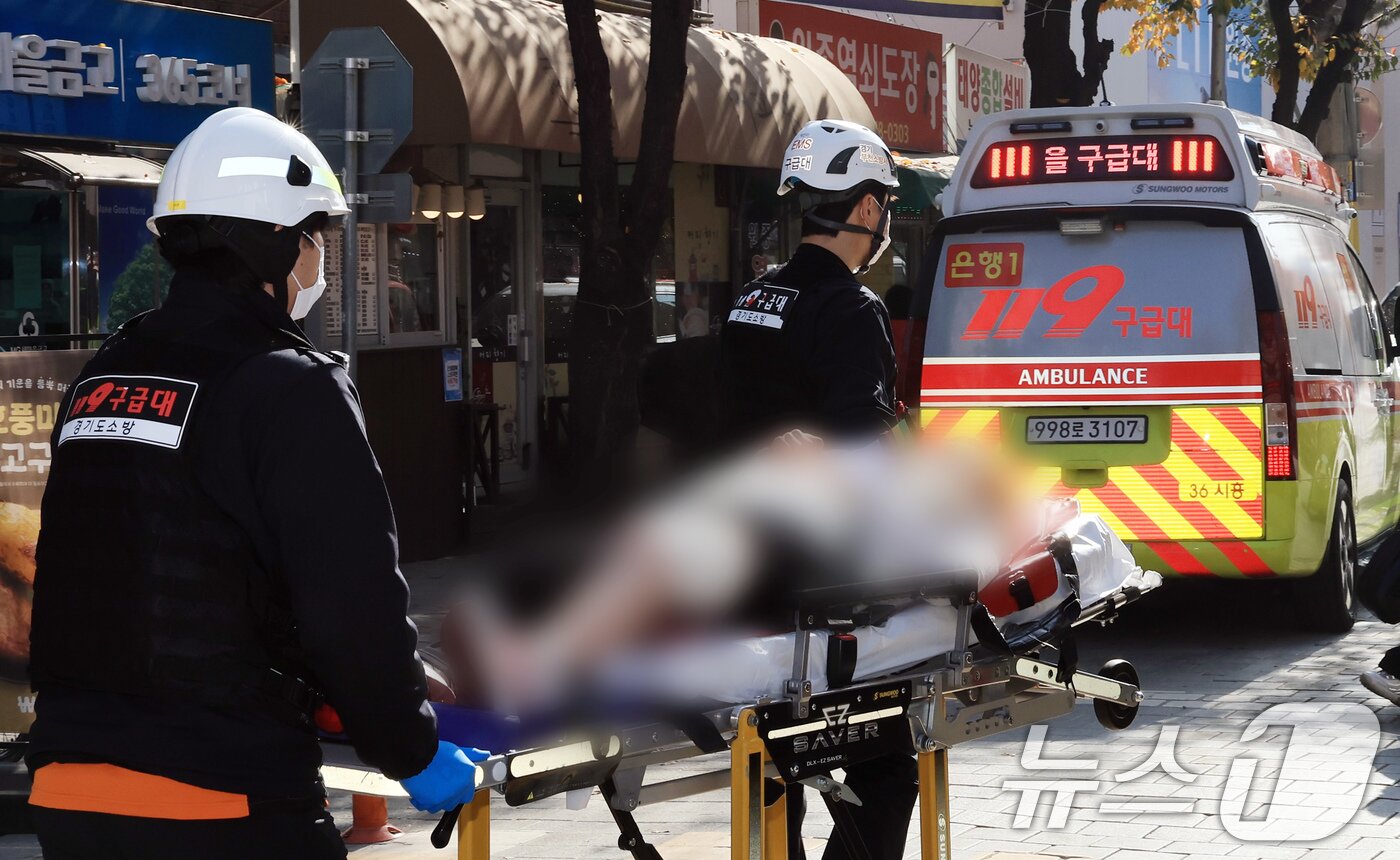 본문 이미지 - 13일 경기 부천 오정구 원종동 제일시장에서 A 씨가 몰던 1톤 트럭이 돌진하는 사고가 발생해 소방 관계자들이 피해입은 시민들을 구조하고 있다. 2025.11.13/뉴스1 ⓒ News1 이호윤 기자