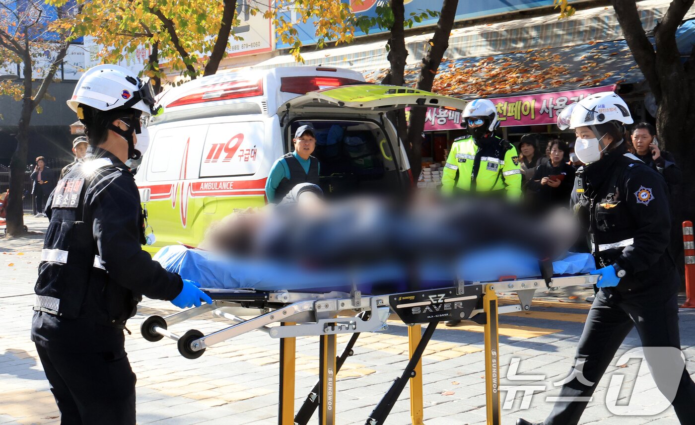 본문 이미지 - 13일 경기 부천 오정구 원종동 제일시장에서 A 씨가 몰던 1톤 트럭이 돌진하는 사고가 발생해 소방 관계자들이 피해입은 시민들을 구조하고 있다. 2025.11.13/뉴스1 ⓒ News1 이호윤 기자