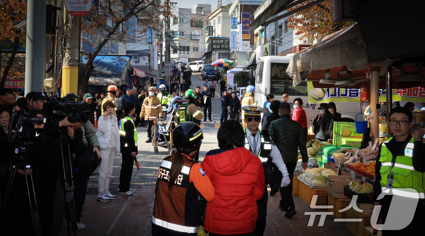 본문 이미지 - 13일 경기 부천 오정구 원종동 제일시장에서 A 씨가 몰던 1톤 트럭이 돌진하는 사고가 발생해 소방 관계자들이 피해입은 시민들을 구조하고 있다. 2025.11.13/뉴스1 ⓒ News1 이호윤 기자