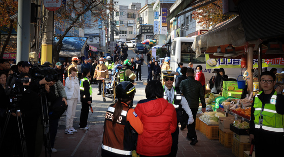 부축받아 나오는 피해시민