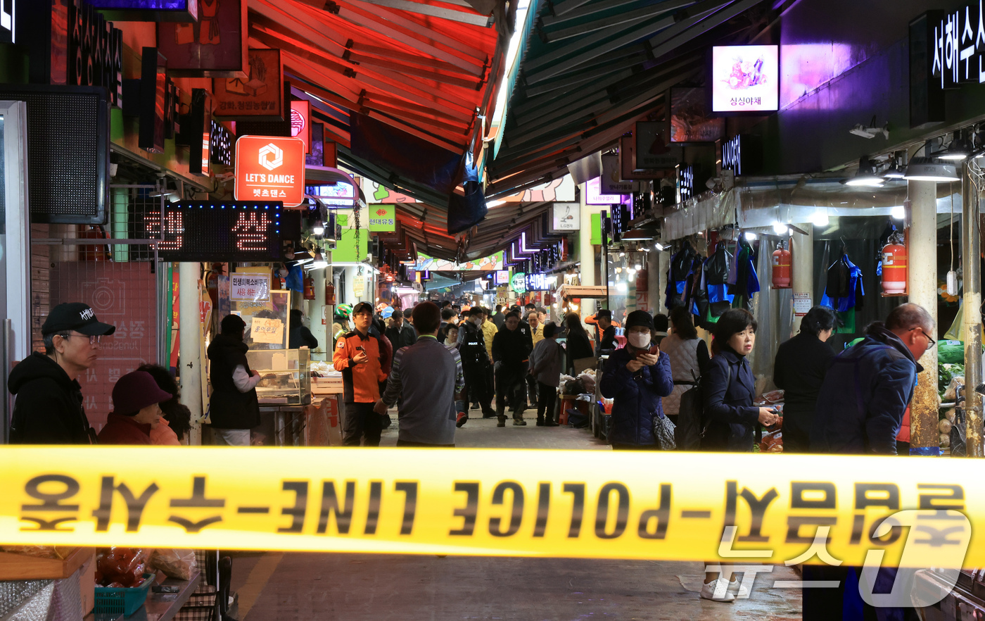 (서울=뉴스1) 이호윤 기자 = 13일 경기 부천 오정구 원종동 제일시장에서 A 씨가 몰던 1톤 트럭이 돌진하는 사고가 발생해 출입이 통제되고 있다. 2025.11.13/뉴스1