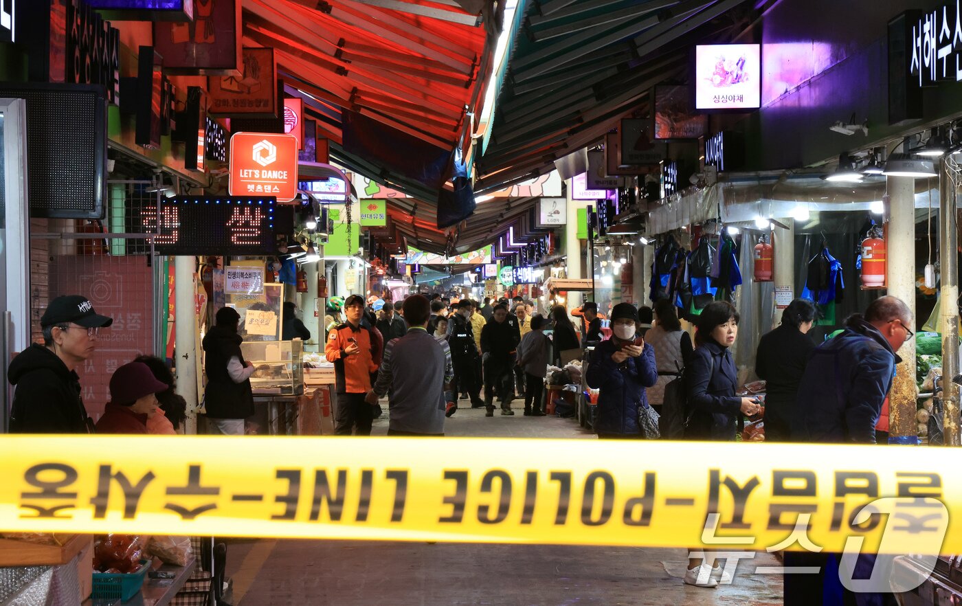 본문 이미지 - 13일 경기 부천 오정구 원종동 제일시장에서 A 씨가 몰던 1톤 트럭이 돌진하는 사고가 발생해 출입이 통제되고 있다. 2025.11.13/뉴스1 ⓒ News1 이호윤 기자