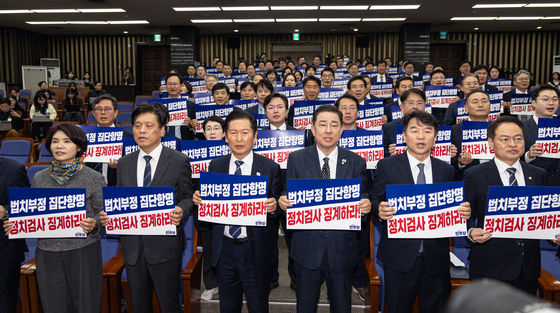 與 "국힘 필버하더라도 사법개혁 법안 12월에 처리할 것"