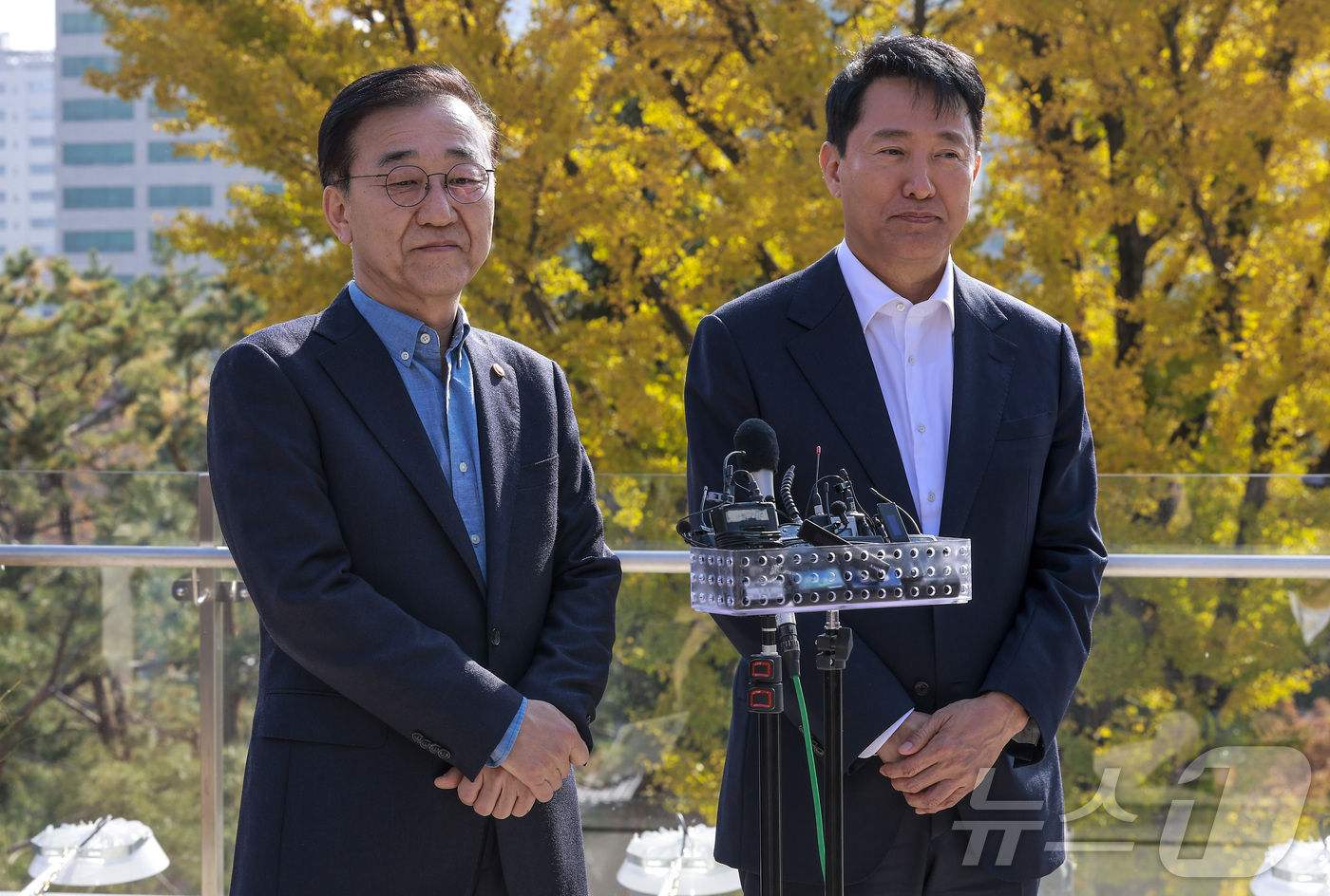 (서울=뉴스1) 구윤성 기자 = 김윤덕 국토교통부 장관(왼쪽)과 오세훈 서울시장이 13일 오후 서울 중구의 한 한식당에서 오찬면담을 마친 뒤 취재진과 질의응답을 하고 있다. (공동 …