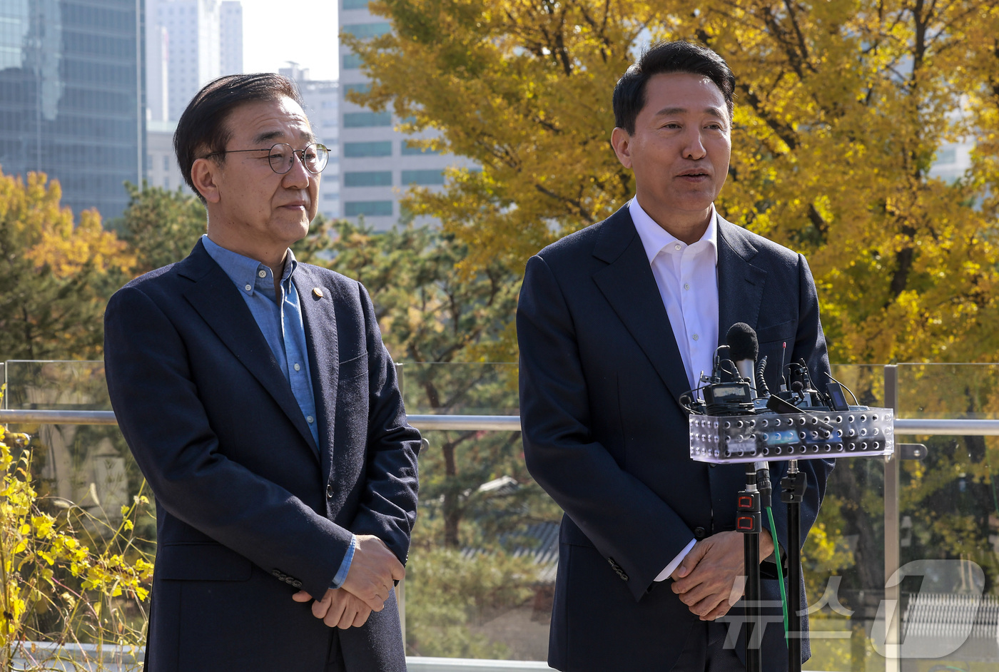 (서울=뉴스1) 구윤성 기자 = 김윤덕 국토교통부 장관(왼쪽)과 오세훈 서울시장이 13일 오후 서울 중구의 한 한식당에서 오찬면담을 마친 뒤 취재진과 질의응답을 하고 있다. (공동 …