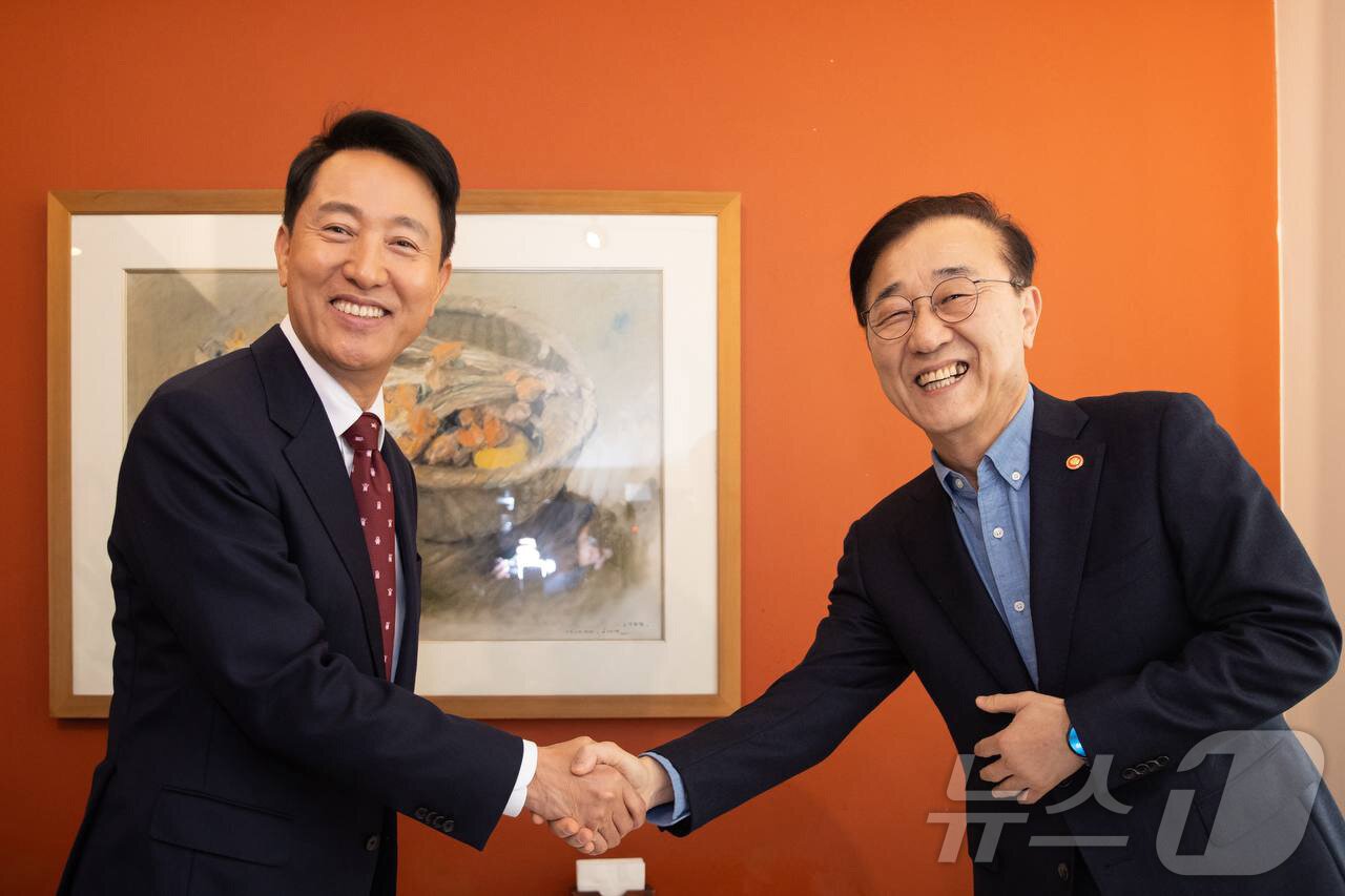 본문 이미지 - 김윤덕 국토교통부 장관(오른쪽)과 오세훈 서울시장이 13일 서울 중구의 한 한식당에서 오찬 면담에 앞서 악수를 나누고 있다. (국토교통부 제공. 재판매 및 DB금지) ⓒ News1 임세영 기자