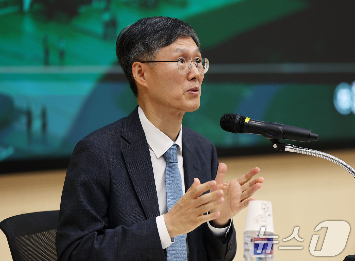 (광주=뉴스1) 박지현 기자 = 13일 오후 광주 전남대학교 법학전문대학원 1호관 컨벤션홀에서 열린 초청강연회에서 문형배 전 헌법재판관이 학생의 질문에 답하고 있다. 2025.11 …