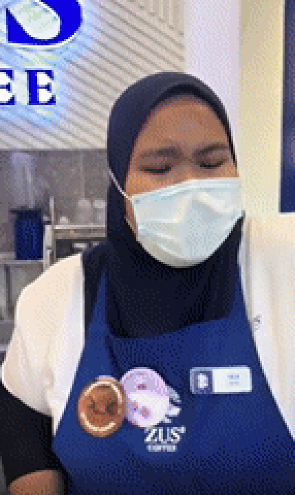 본문 이미지 - 바리스타에게 뜨거운 커피잔을 집어 던지고 있는 중국인 손님. 출처=레딧