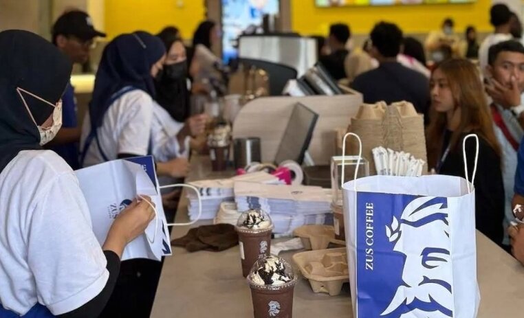 본문 이미지 - 말레이시아 최대 커피 프랜차이즈 매장 내에서 중국인 고객이 직원과 언쟁 끝에 커피를 던지는 영상이 공개돼 온라인을 달구고 있다. 출처=SCMP