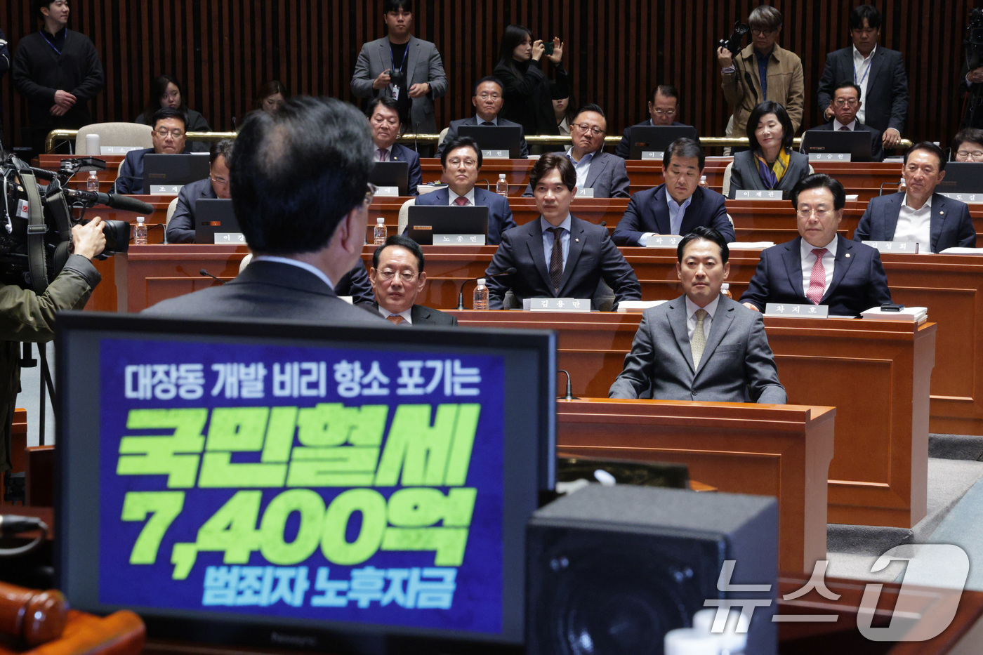 (서울=뉴스1) 신웅수 기자 = 장동혁 국민의힘 대표가 13일 서울 여의도 국회에서 열린 의원총회에서 송언석 원내대표의 발언을 듣고 있다. 2025.11.13/뉴스1