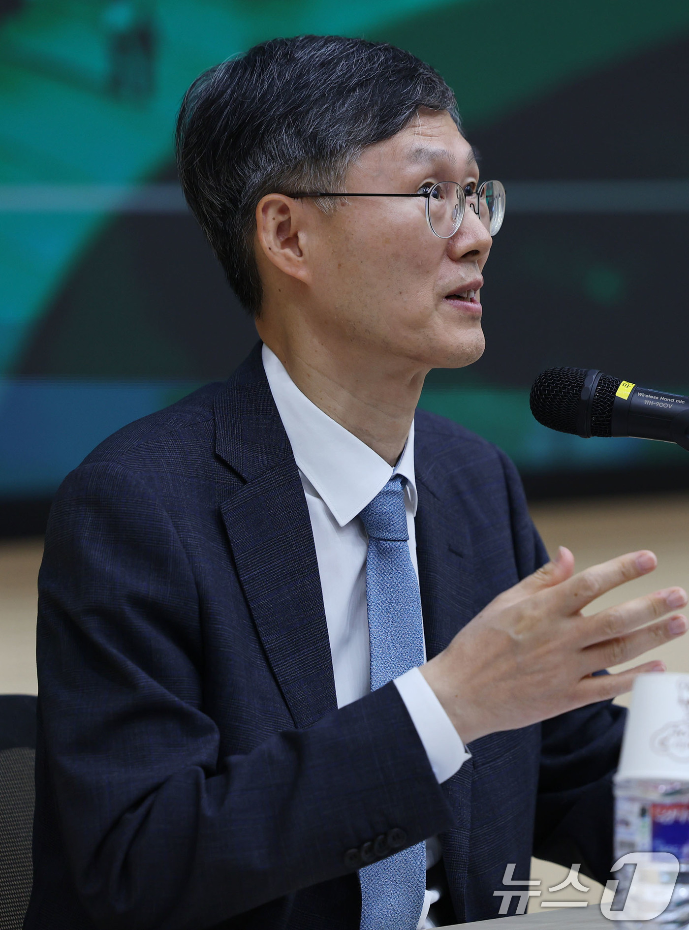 (광주=뉴스1) 박지현 기자 = 13일 오후 광주 전남대학교 법학전문대학원 1호관 컨벤션홀에서 열린 초청강연회에서 문형배 전 헌법재판관이 학생의 질문에 답하고 있다. 2025.11 …