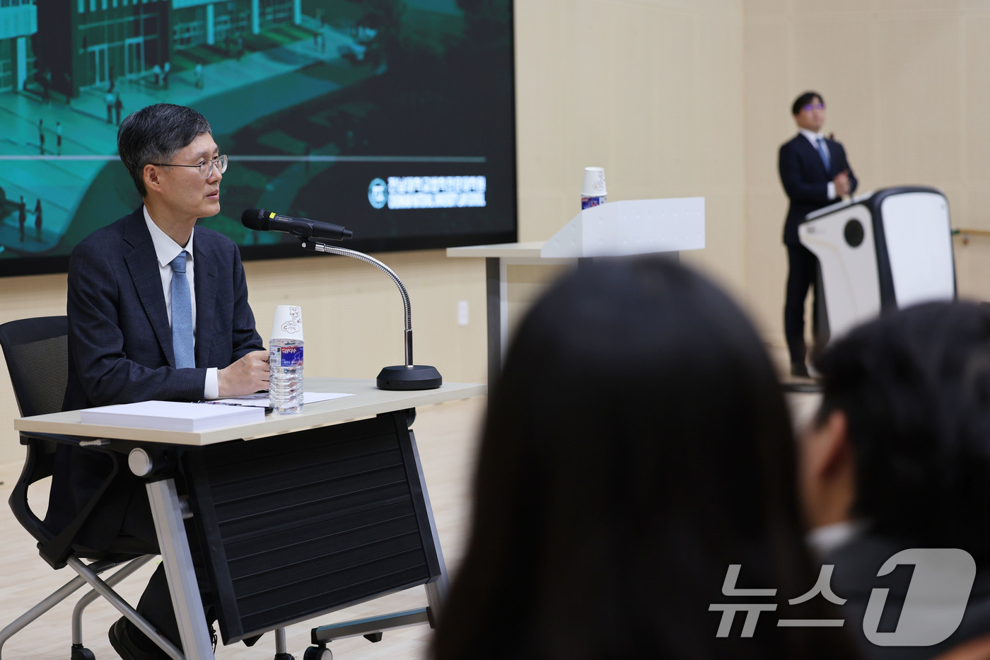 (광주=뉴스1) 박지현 기자 = 13일 오후 광주 전남대학교 법학전문대학원 1호관 컨벤션홀에서 열린 초청강연회에서 문형배 전 헌법재판관이 학생의 질문을 듣고 있다. 2025.11. …