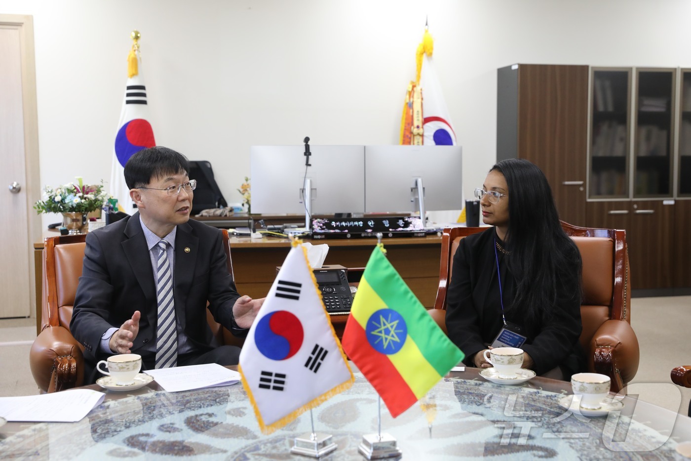 (서울=뉴스1) = 안형준 국가데이터처장이 13일 유엔개발계획(UNDP) 공조 초청연수를 위해 대전 서구 정부대전청사 국가데이터처를 방문한 멜카무 메론 키펠류 에티오피아 통계청 부 …