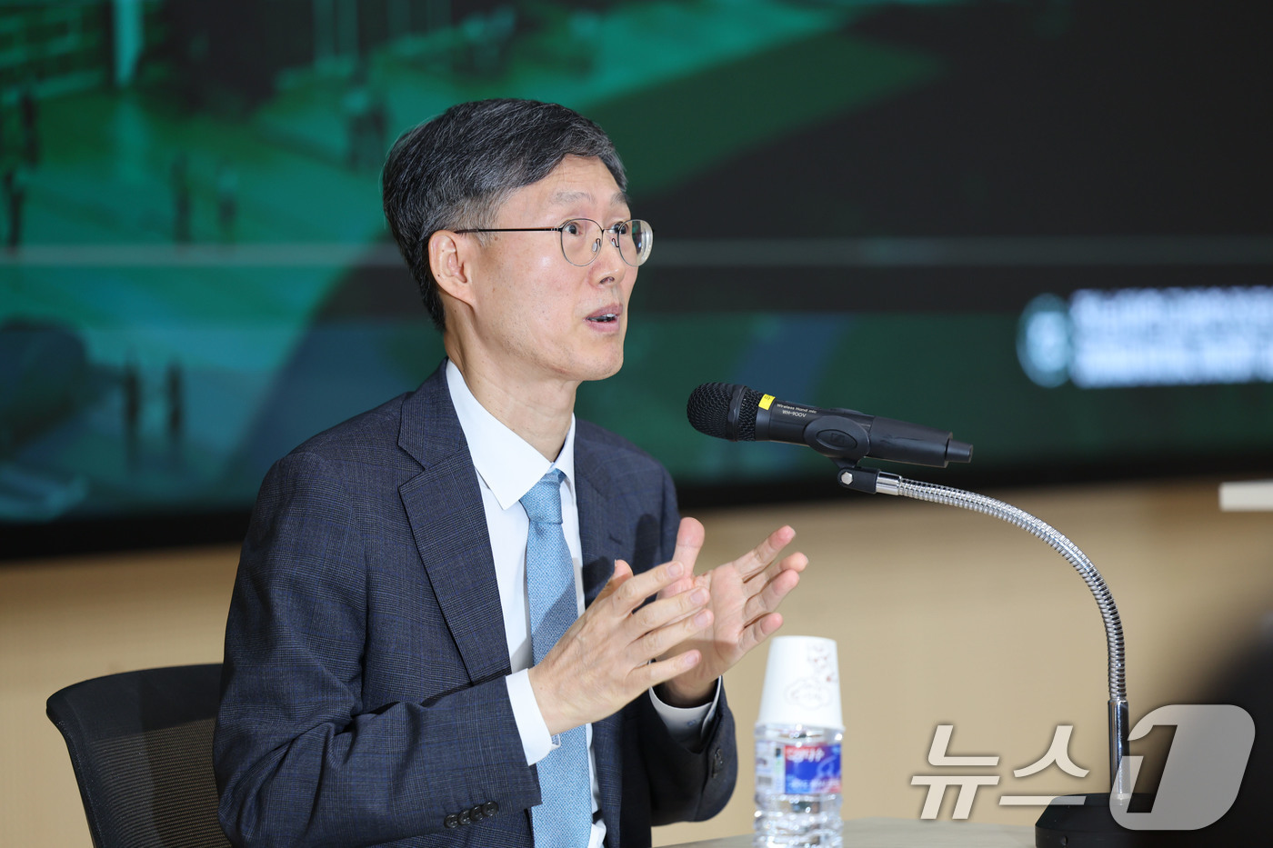 (광주=뉴스1) 박지현 기자 = 13일 오후 광주 전남대학교 법학전문대학원 1호관 컨벤션홀에서 열린 초청강연회에서 문형배 전 헌법재판관이 학생의 질문에 답하고 있다. 2025.11 …