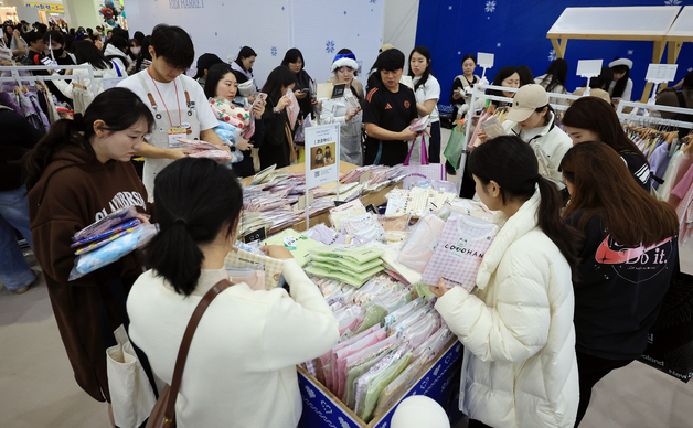 아이 옷 고르는 관람객들
