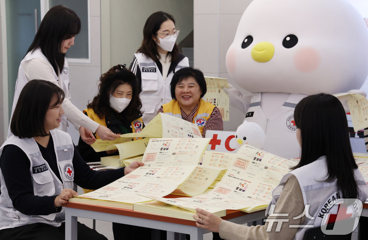 (수원=뉴스1) 김영운 기자 = 대한적십자사 경기도지사 2026 적십자회비 모금캠페인을 앞둔 13일 경기 수원시 권선구 대한적십자사 경기도지사에서 관계자들이 적십자회비 모금 지로용 …