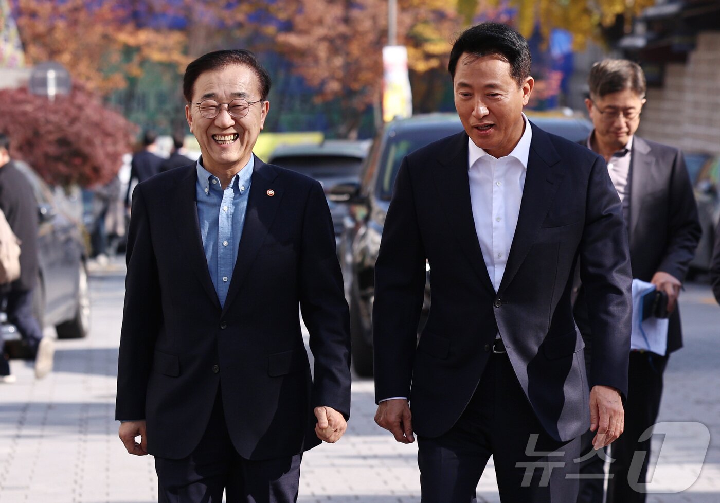본문 이미지 - 김윤덕 국토교통부 장관(왼쪽)과 오세훈 서울시장이 13일 서울 중구의 한 한식당에서 오찬 면담을 마친 뒤 브리핑 장소로 이동하며 대화하고 있다. 2025.11.13 ⓒ 뉴스1 구윤성 기자