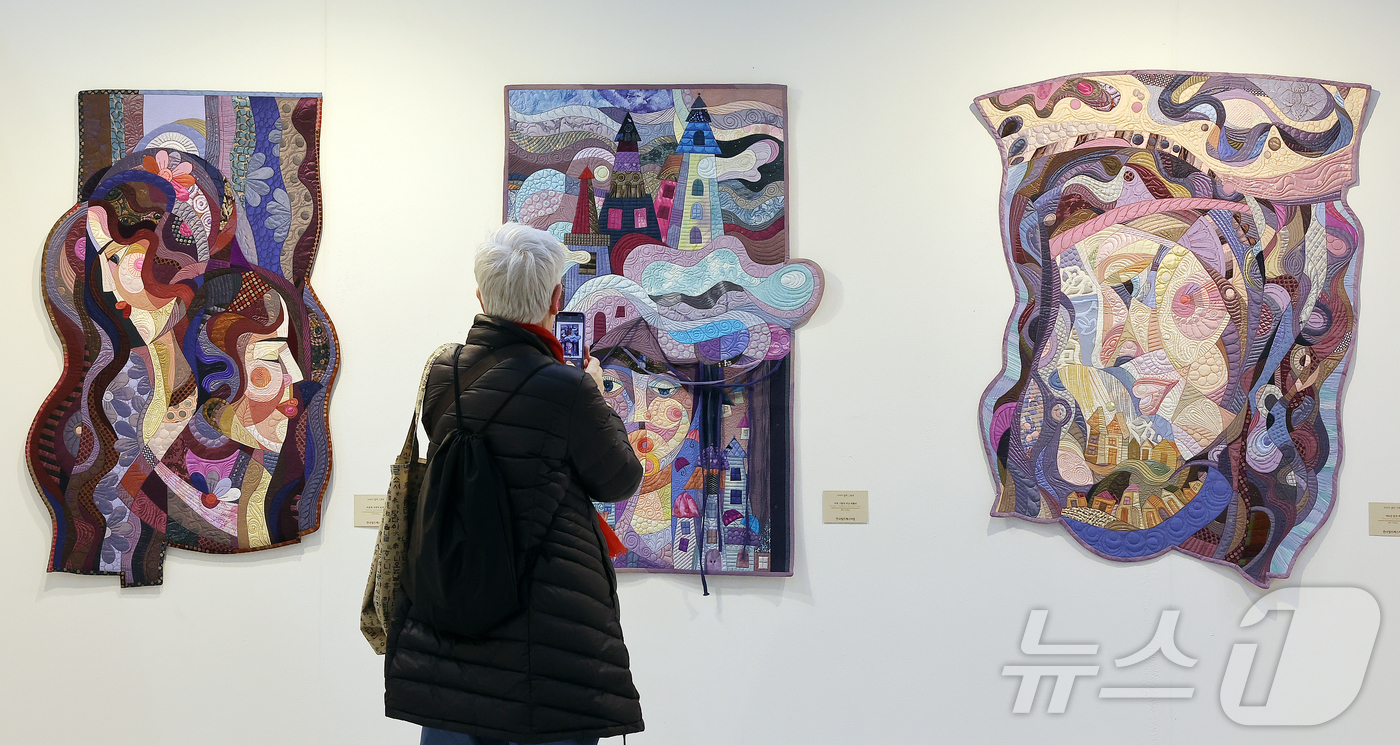 (서울=뉴스1) 김진환 기자 = 13일 오후 서울 강남구 코엑스에서 열린 2025 한국 퀼트 페스티벌을 찾은 관람객들이 퀼트 작품을 살펴보고 있다. 2025.11.13/뉴스1