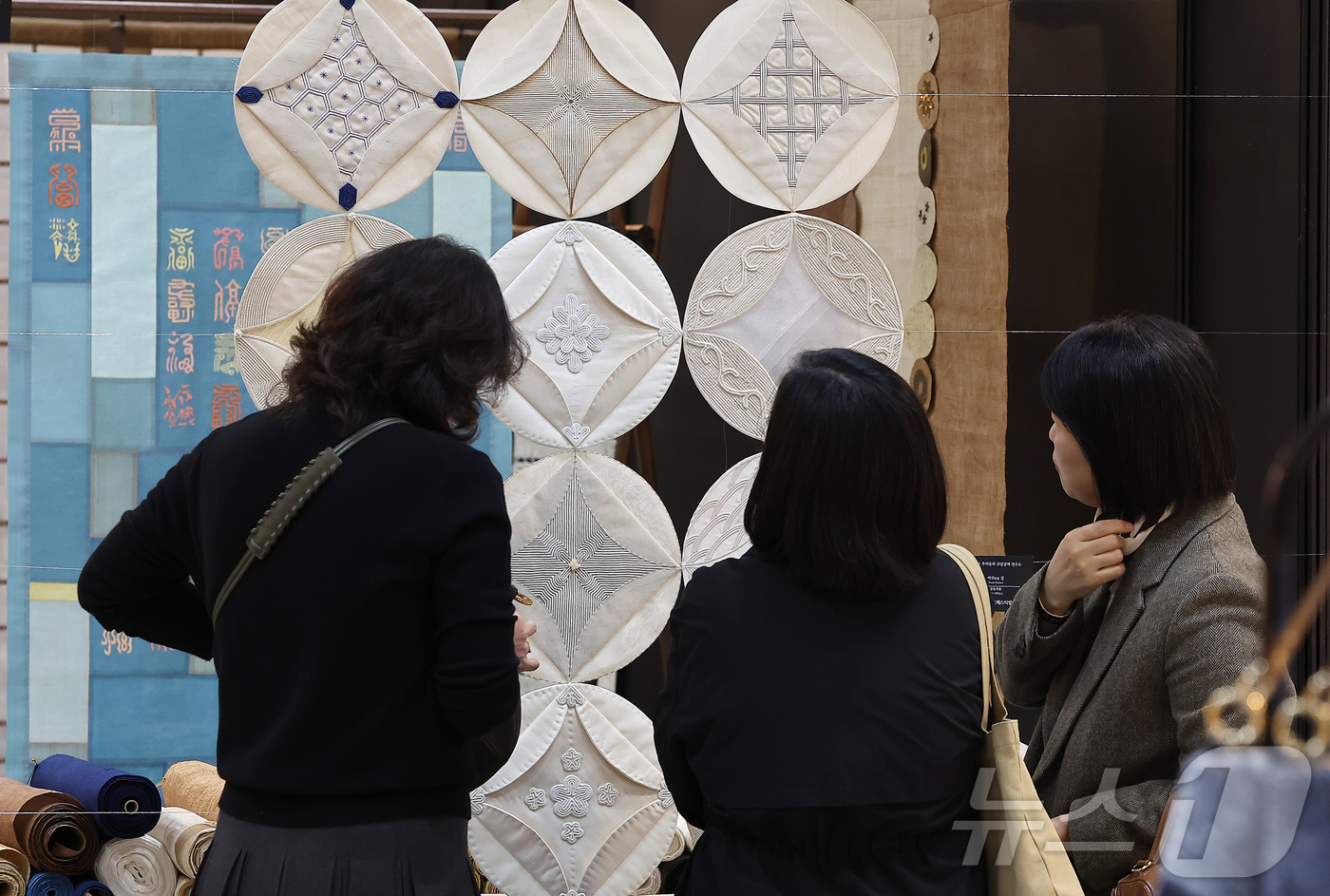 (서울=뉴스1) 김진환 기자 = 13일 오후 서울 강남구 코엑스에서 열린 2025 한국 퀼트 페스티벌을 찾은 관람객들이 퀼트 작품을 살펴보고 있다. 2025.11.13/뉴스1