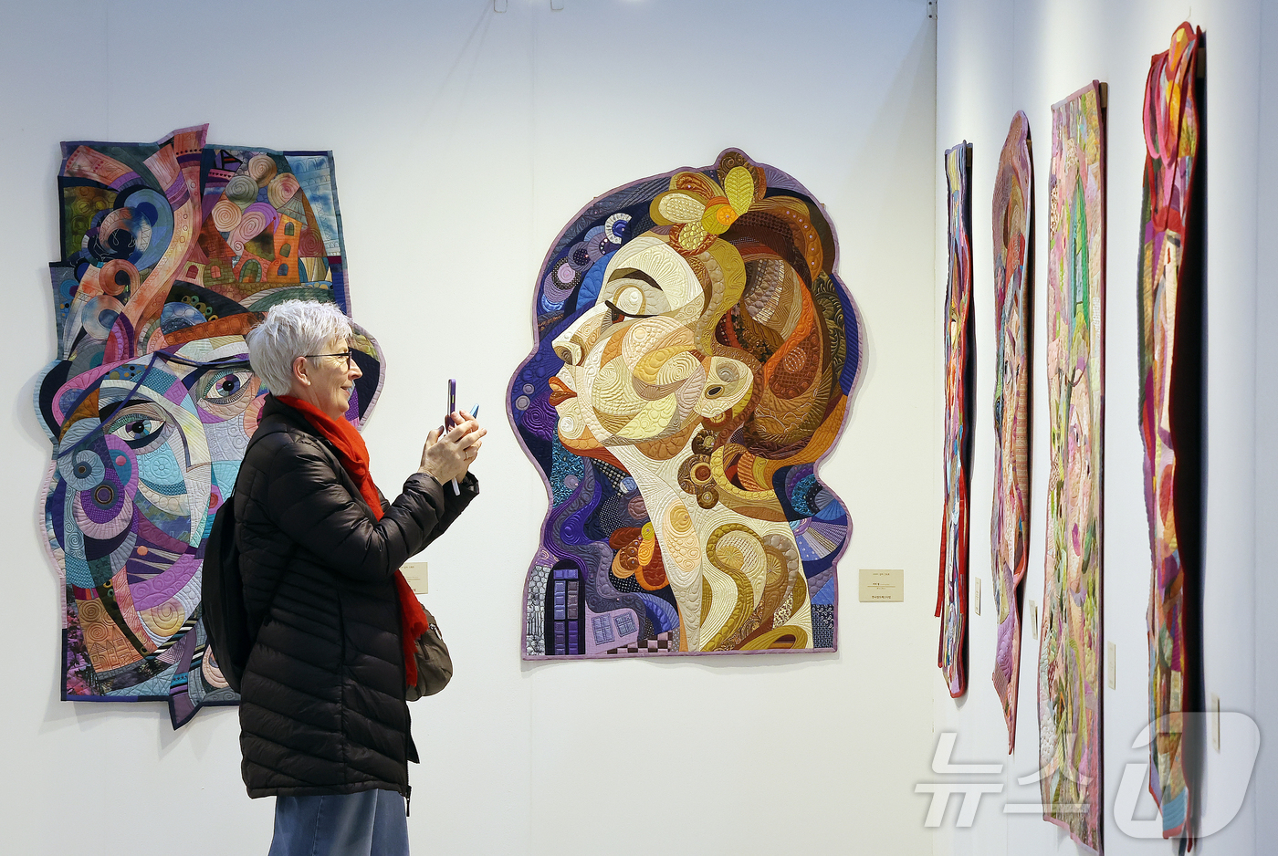 (서울=뉴스1) 김진환 기자 = 13일 오후 서울 강남구 코엑스에서 열린 2025 한국 퀼트 페스티벌을 찾은 관람객들이 퀼트 작품을 살펴보고 있다. 2025.11.13/뉴스1