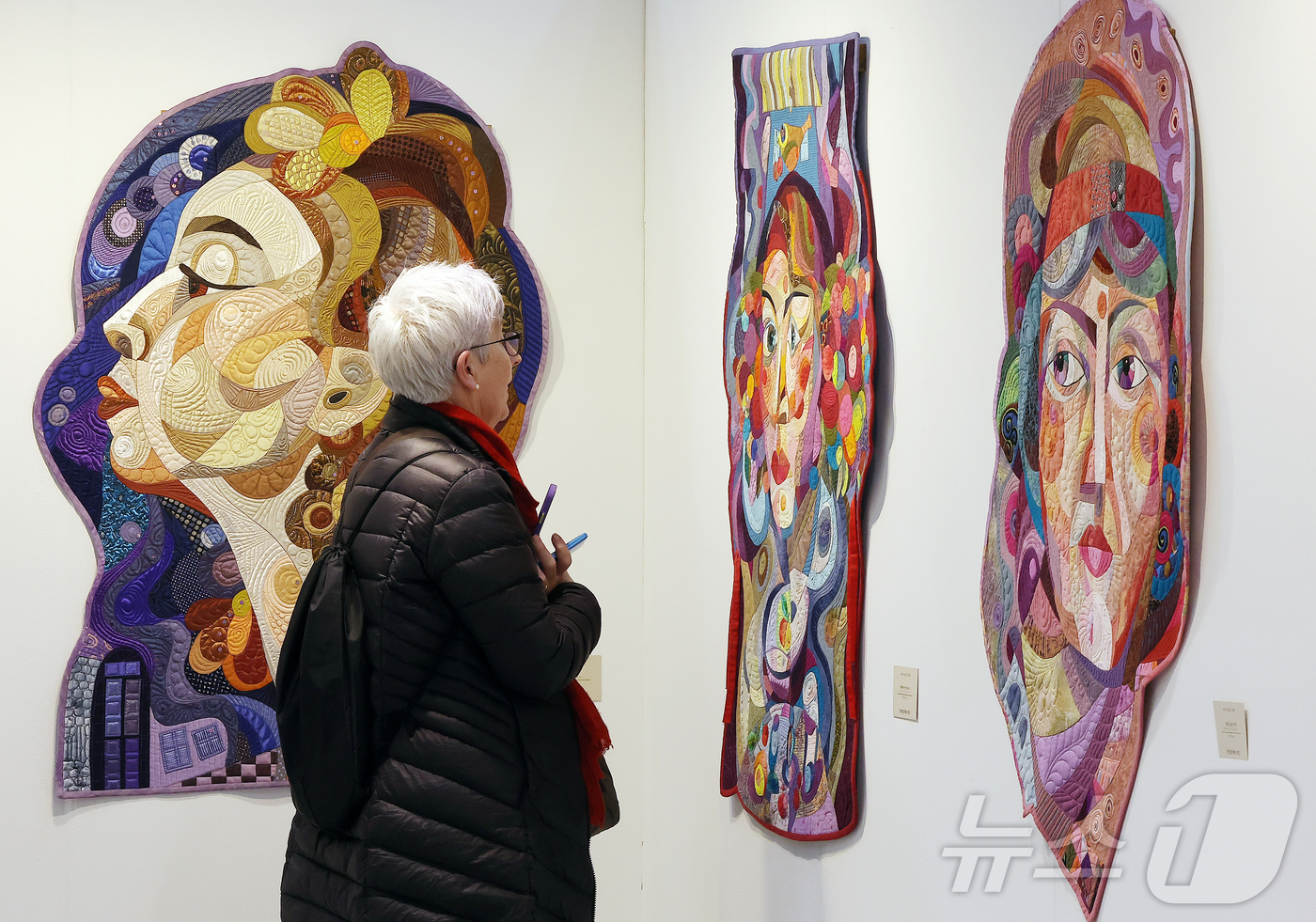 (서울=뉴스1) 김진환 기자 = 13일 오후 서울 강남구 코엑스에서 열린 2025 한국 퀼트 페스티벌을 찾은 관람객들이 퀼트 작품을 살펴보고 있다. 2025.11.13/뉴스1