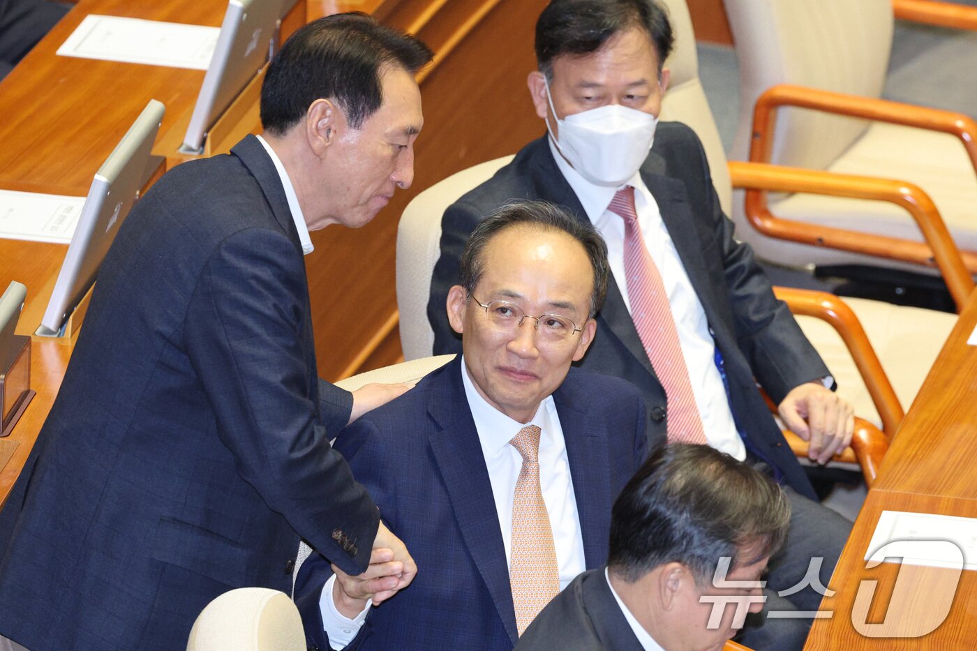 본문 이미지 - 추경호 국민의힘 의원이 13일 서울 여의도 국회에서 열린 제429회국회&#40;정기회&#41; 제12차 본회의에서 의원들과 인사하고 있다. 2025.11.13/뉴스1 ⓒ News1 신웅수 기자