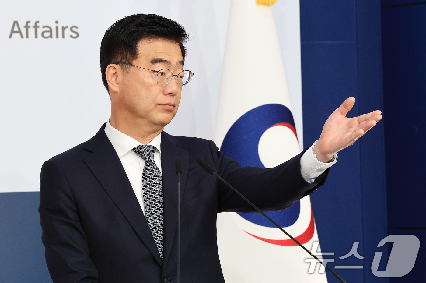 (서울=뉴스1) 임세영 기자 = 이재웅 외교부 대변인이 13일 서울 종로구 외교부 청사에서 정례 브리핑을 하고 있다. 2025.11.13/뉴스1