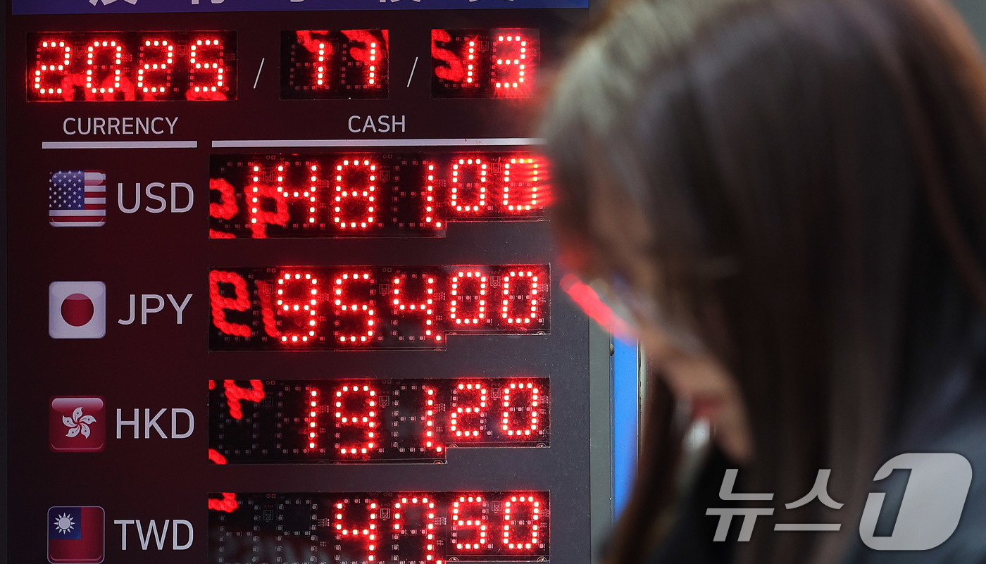 (서울=뉴스1) 박지혜 기자 = 원·달러 환율이 장중 1475.4원을 터지한 13일 서울 중구 명동 환전소에서 외국인들이 환전하고 있다.이날 서울 외환시장에서 원·달러 환율은 장중 …