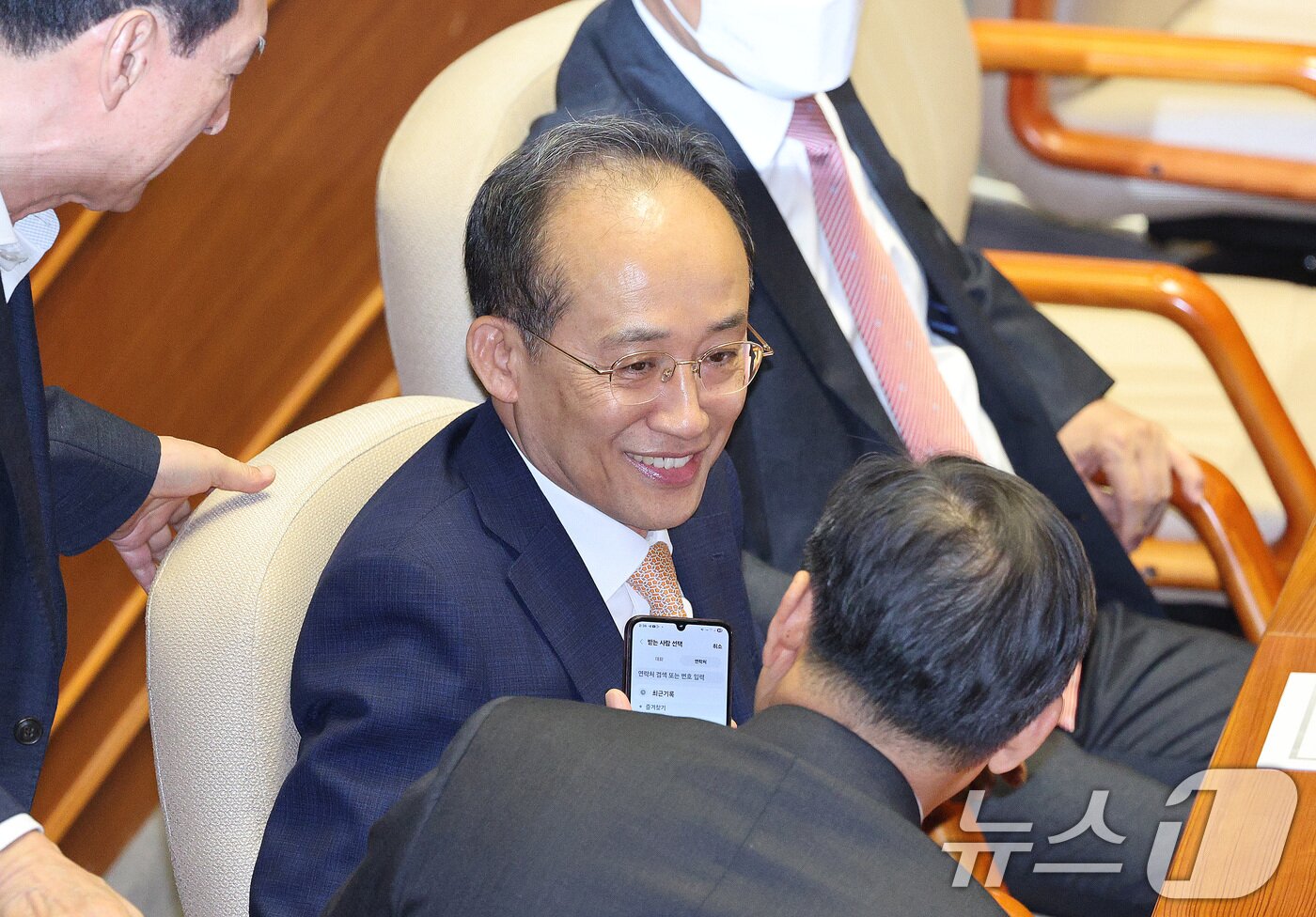 본문 이미지 - 추경호 국민의힘 의원이 13일 서울 여의도 국회에서 열린 제429회국회&#40;정기회&#41; 제12차 본회의에서 의원들과 인사하고 있다. 2025.11.13/뉴스1 ⓒ News1 신웅수 기자