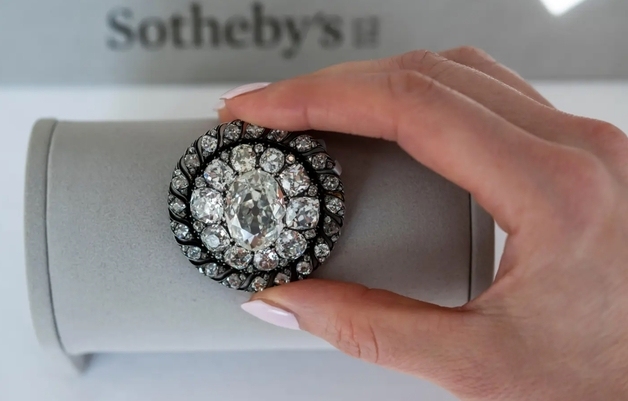 워털루 전투때 잃어버린 '나폴레옹 브로치'…65억에 팔렸다