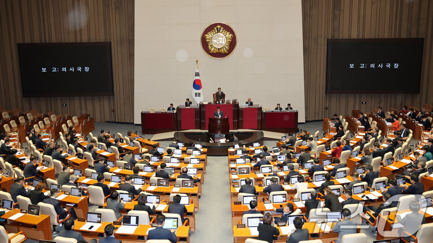 본문 이미지 - 13일 서울 여의도 국회에서 열린 제429회국회&#40;정기회&#41; 제429-12차 본회의에서 의사국장이 추경호 국민의힘 의원 체포동의안을 보고하고 있다. 2025.11.13/뉴스1 ⓒ News1 이승배 기자