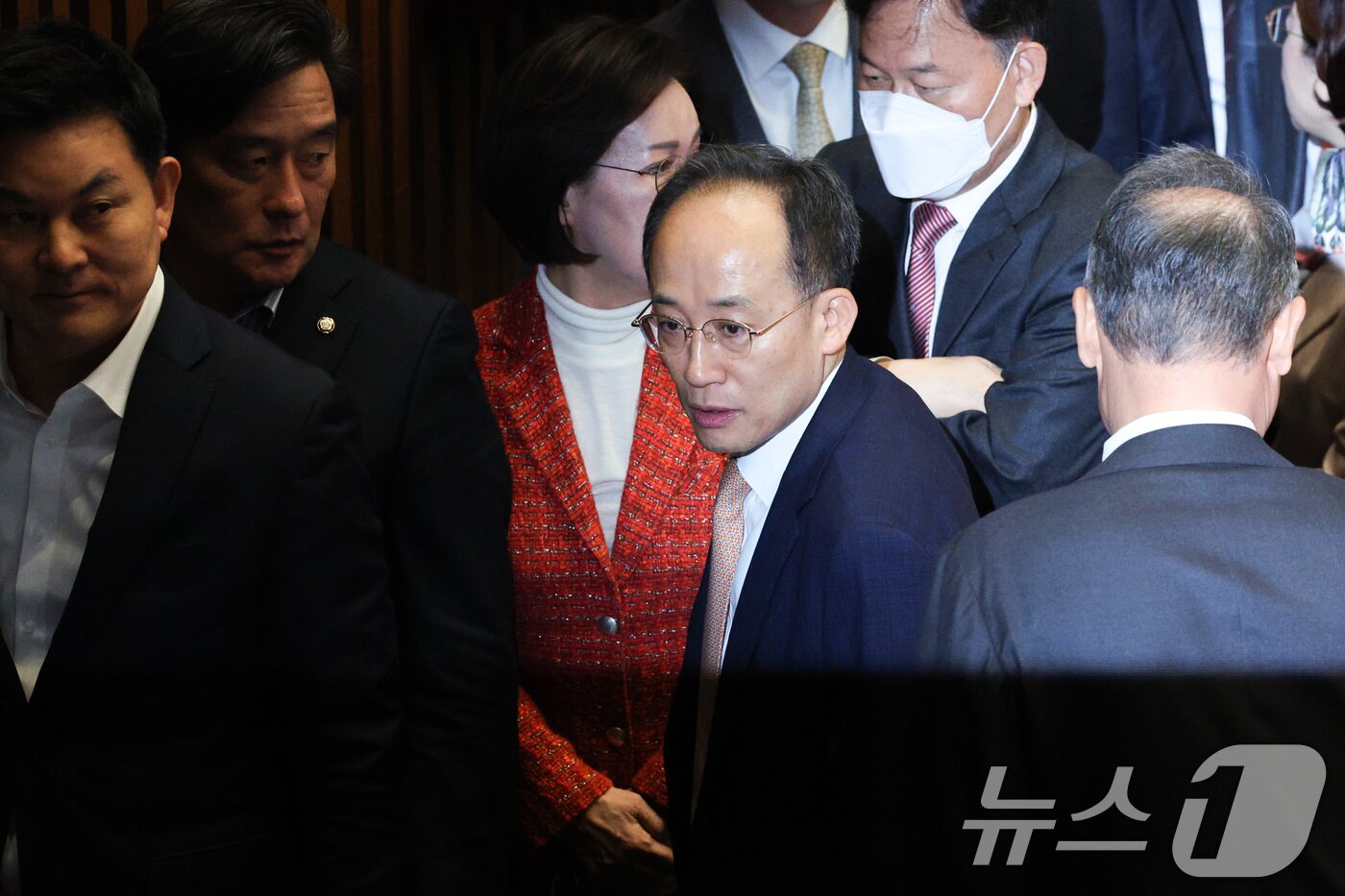 본문 이미지 - 추경호 국민의힘 의원이 13일 서울 여의도 국회에서 열린 제429회국회&#40;정기회&#41; 제12차 본회의에 참석하고 있다. 2025.11.13/뉴스1 ⓒ News1 신웅수 기자