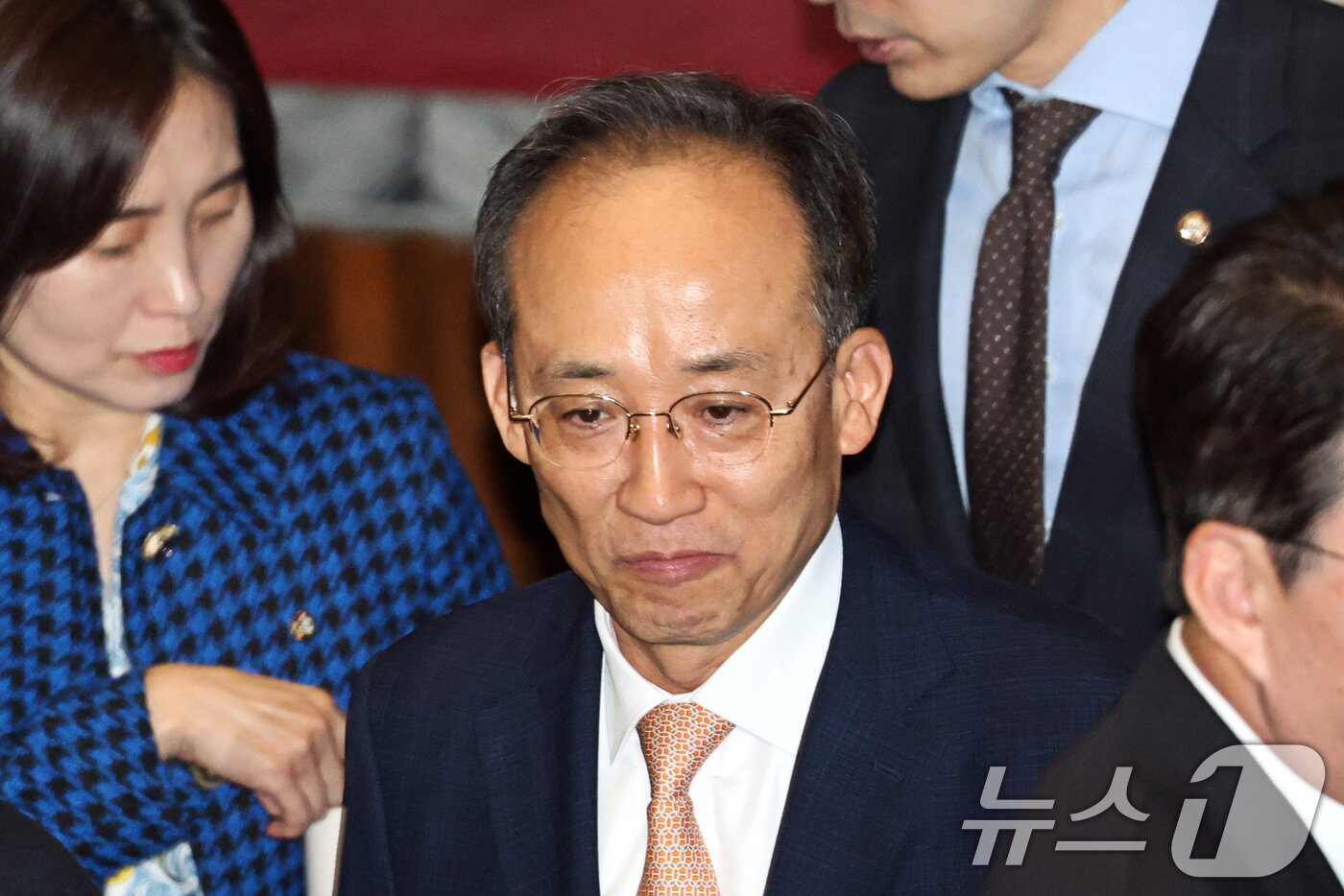 본문 이미지 - 추경호 국민의힘 의원이 13일 서울 여의도 국회에서 열린 제429회국회&#40;정기회&#41; 제429-12차 본회의에 참석하고 있다. 2025.11.13/뉴스1 ⓒ News1 이승배 기자