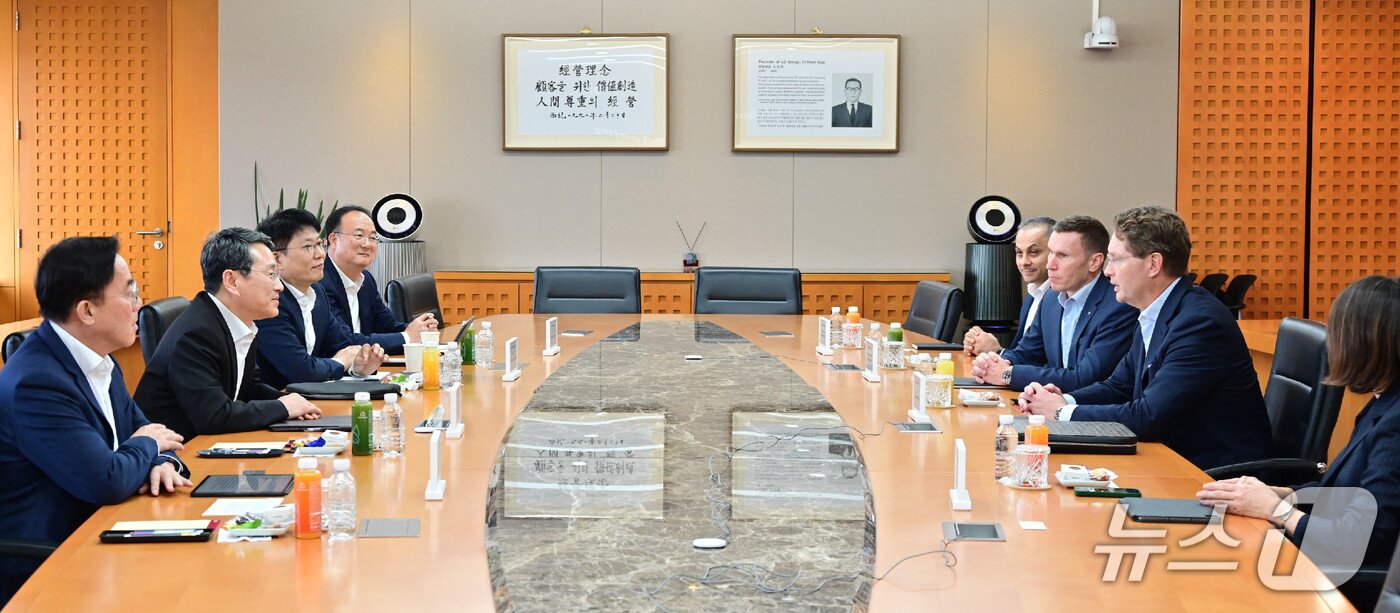 본문 이미지 - LG와 메르세데스-벤츠 최고 경영진이 13일 서울 여의도 LG트윈타워에서 만나 협업 확대 방안을 논의했다. 사진 왼쪽부터 LG디스플레이 정철동 CEO, LG전자 조주완 CEO, LG에너지솔루션 김동명 CEO, LG이노텍 문혁수 CEO, 메르세데스-벤츠 R&D 코리아 컬삿 카르탈 센터장, 메르세데스-벤츠 코리아 마티아스 바이틀 CEO, 메르세데스-벤츠 올라 칼레니우스 회장, 메르세데스-벤츠 이다 볼프 기업본부 총괄 &#40;사진제공 = LG전자&#41; 