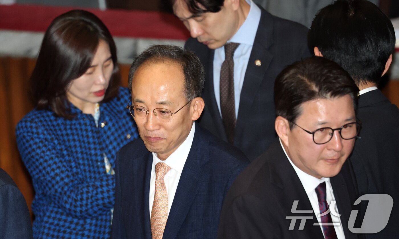 본문 이미지 - 추경호 국민의힘 의원이 13일 서울 여의도 국회에서 열린 제429회국회&#40;정기회&#41; 제429-12차 본회의에 참석하고 있다. 2025.11.13/뉴스1 ⓒ News1 이승배 기자