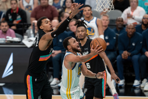 '46점' 커리, '트리플 더블' 웸반야마에 판정승 거두고 승리 견인