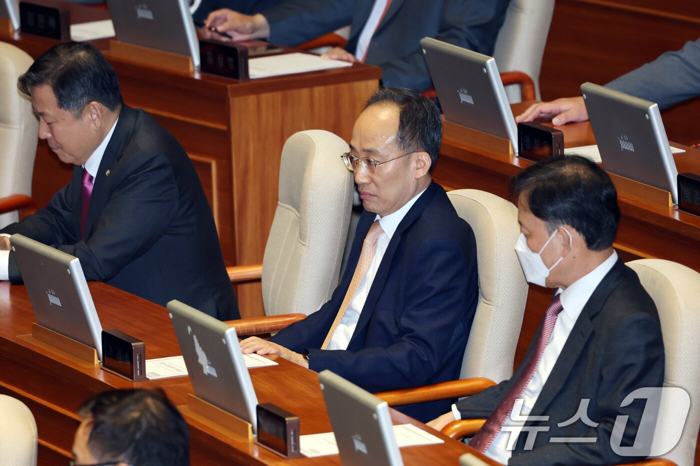 본문 이미지 - 추경호 국민의힘 의원이 13일 서울 여의도 국회에서 열린 제429회국회&#40;정기회&#41; 제429-12차 본회의에 참석해 있다. 2025.11.13/뉴스1 ⓒ News1 이승배 기자