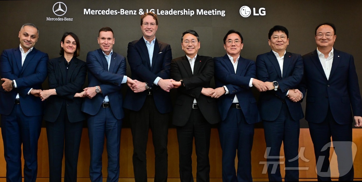 (서울=뉴스1) = LG는 메르세데스-벤츠 최고 경영진와 서울 여의도 LG트윈타워에서 만나 LG의 자동차 부품 사업 역량을 결집한 ‘원(One) LG’ 솔루션 협업 확대 방안에 대 …