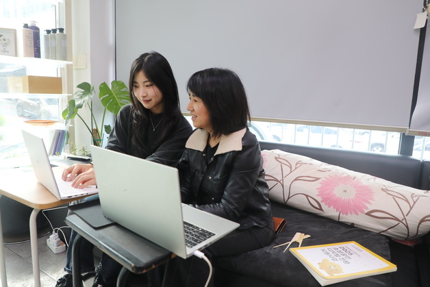 20대 간호학도와 50대 가위손의 세대 뛰어넘은 디지털 협업기