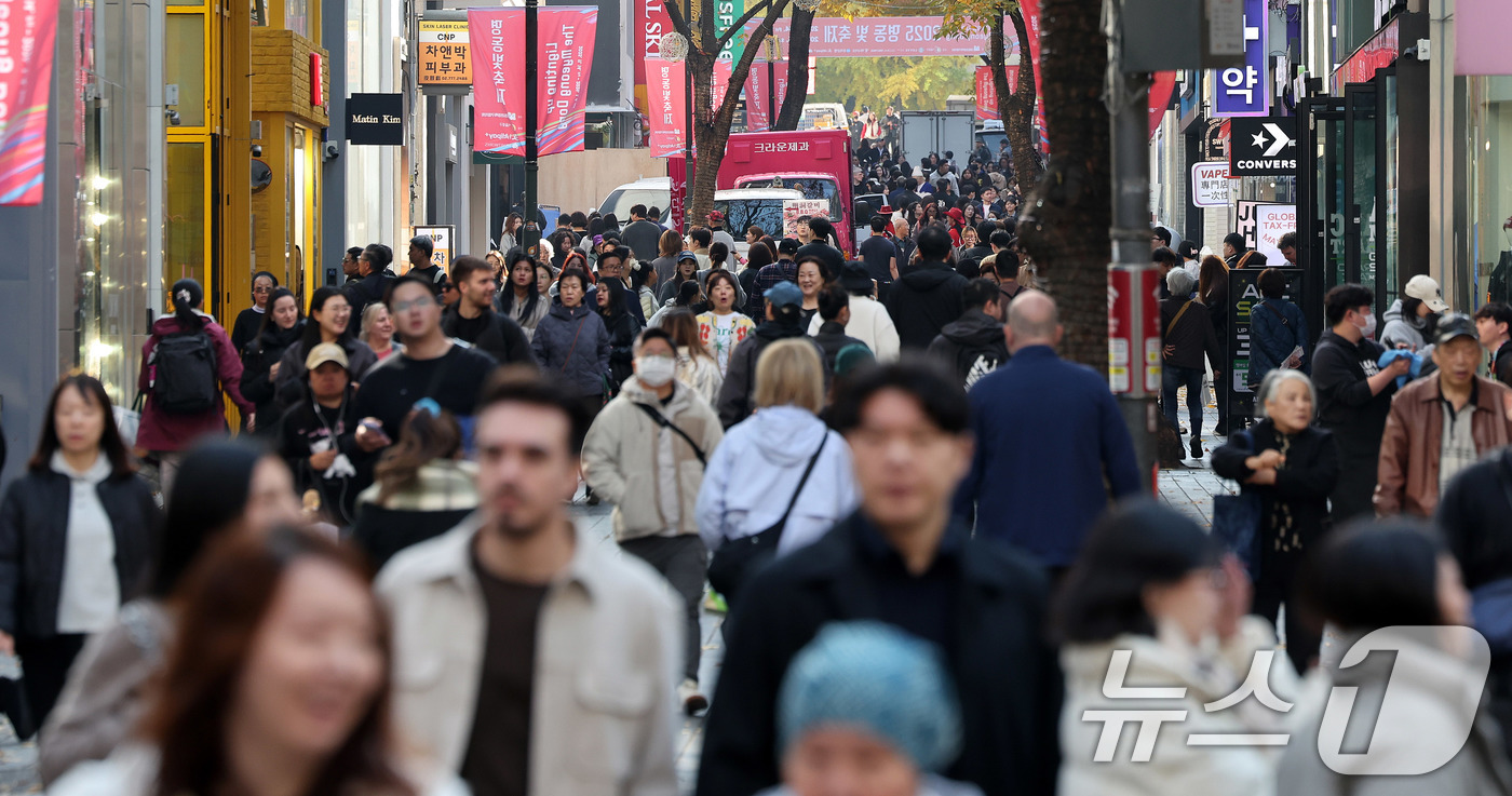 (서울=뉴스1) 박지혜 기자 = 13일 서울 명동 거리가 외국인 관광객들로 붐비고 있다.이날 한국관광공사 한국관광데이터랩에 따르면 올해 3분기(7~9월) 방한 외국인은 526만 명 …