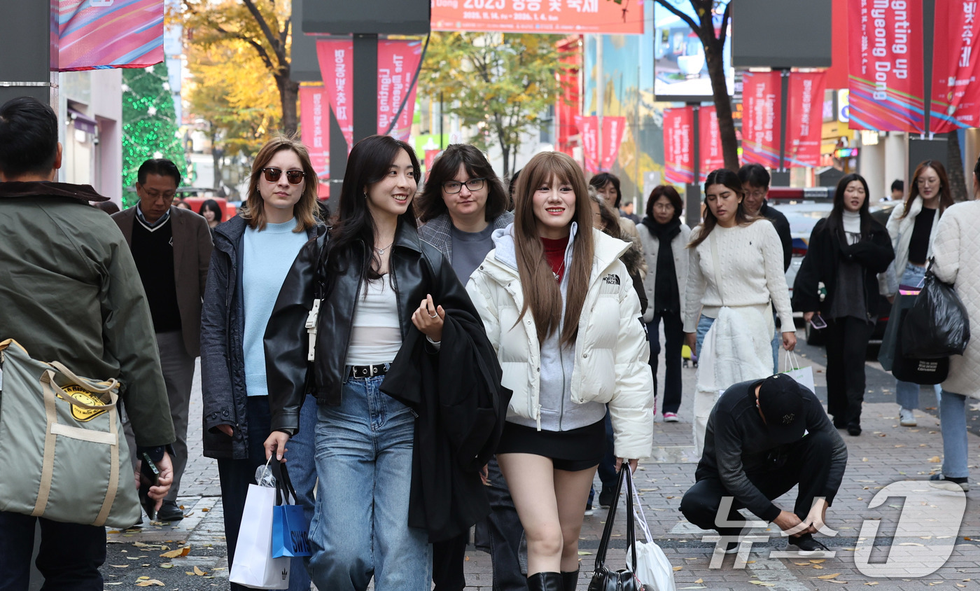 (서울=뉴스1) 박지혜 기자 = 13일 서울 명동 거리가 외국인 관광객들로 붐비고 있다.이날 한국관광공사 한국관광데이터랩에 따르면 올해 3분기(7~9월) 방한 외국인은 526만 명 …
