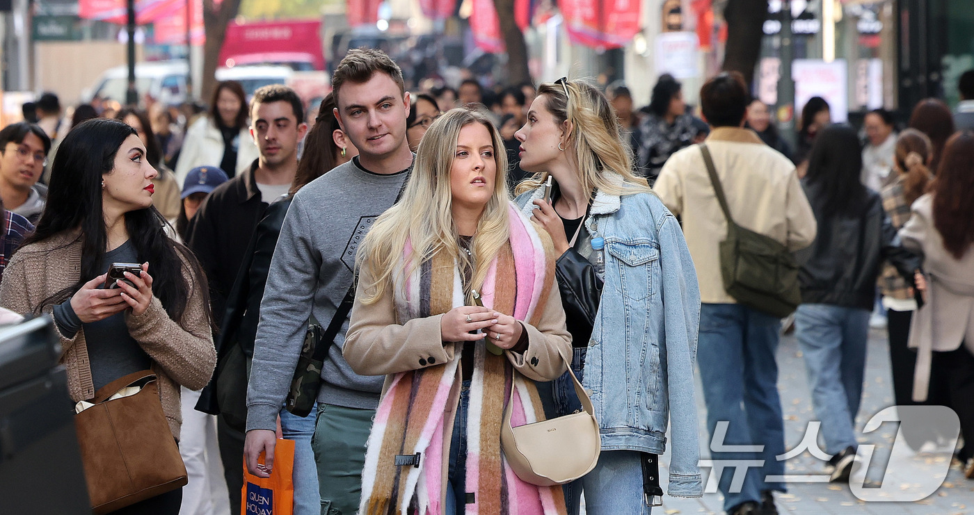 (서울=뉴스1) 박지혜 기자 = 13일 서울 명동 거리가 외국인 관광객들로 붐비고 있다.이날 한국관광공사 한국관광데이터랩에 따르면 올해 3분기(7~9월) 방한 외국인은 526만 명 …