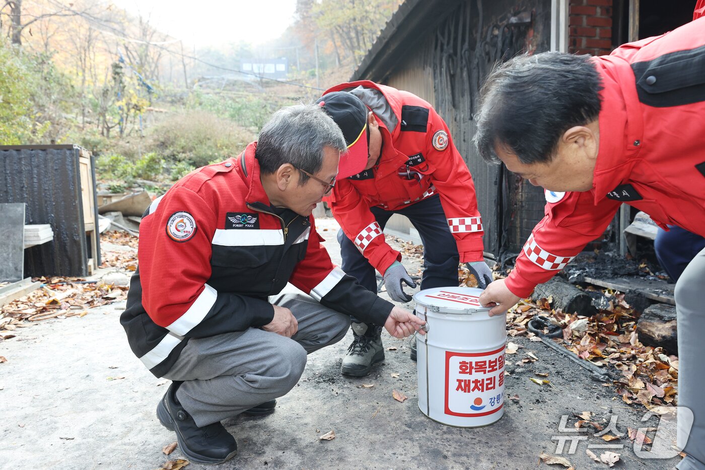 본문 이미지 - 김홍규 강원 강릉시장이 13일 산림인접지를 찾아 산불 예방 현장을 점검하고 있다.&#40;강릉시 제공, 재판매 및 DB 금지&#41; 2025.11.13/뉴스1