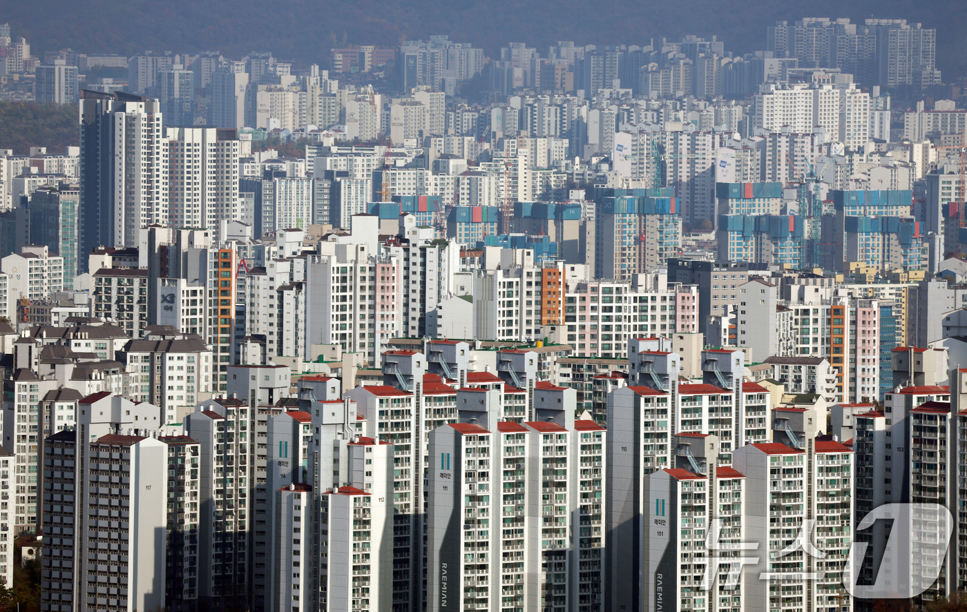 (서울=뉴스1) 김명섭 기자 = 13일 부동산 업계에 따르면 국토교통부는 연말까지 추가 주택공급 대책을 발표할 방침이다.공급 방안으로는 유휴부지 추가 확보가 유력하게 거론된다. 서 …