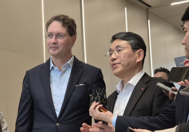 취재진 질문에 답하는 벤츠 회장과 조주완 LG전자 대표이사